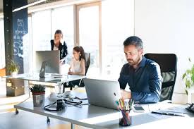 Tres personas trabajando